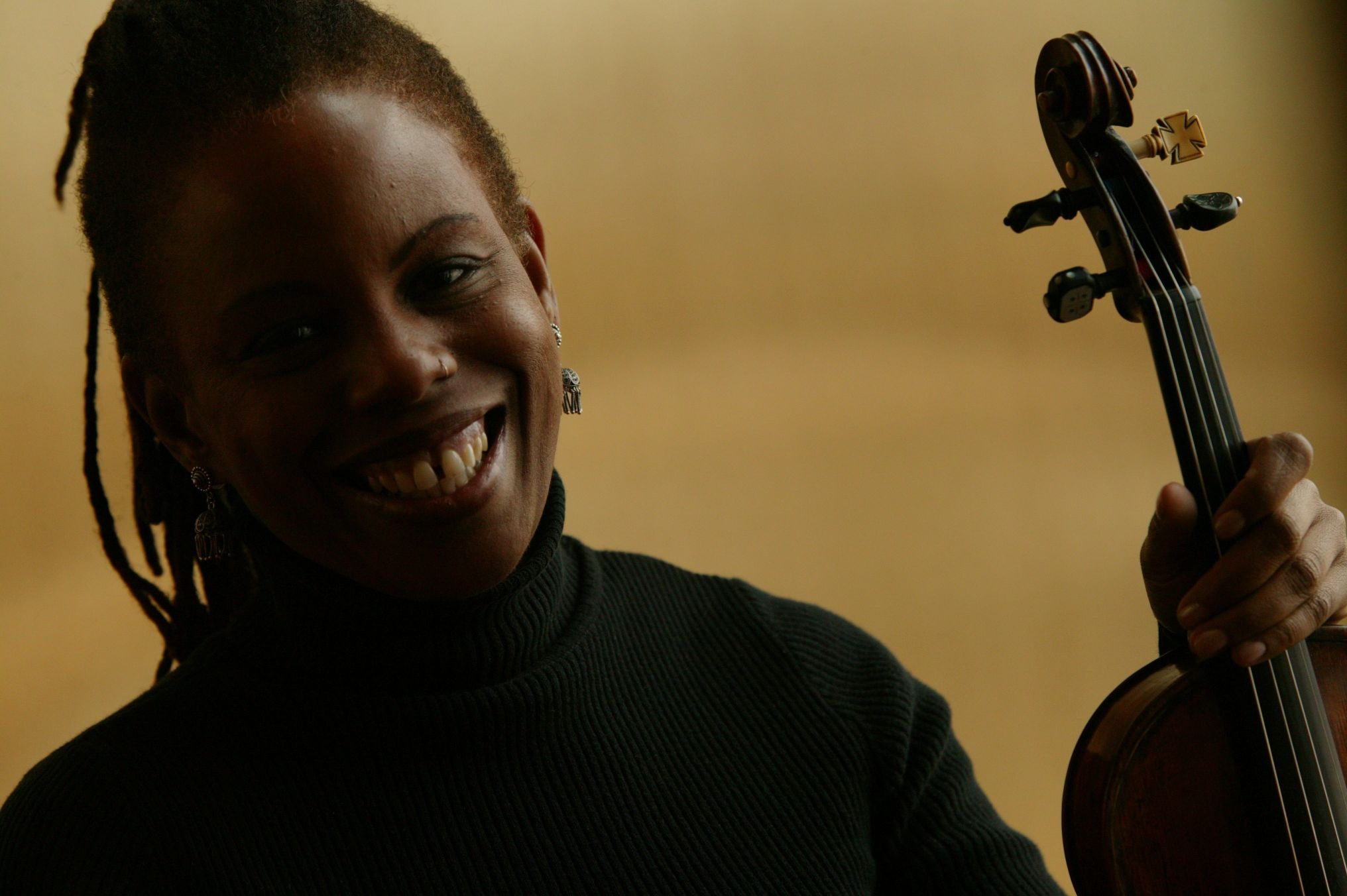 Violinist Regina Carter in 2004. (Susan Tusa/Detroit Free Press)